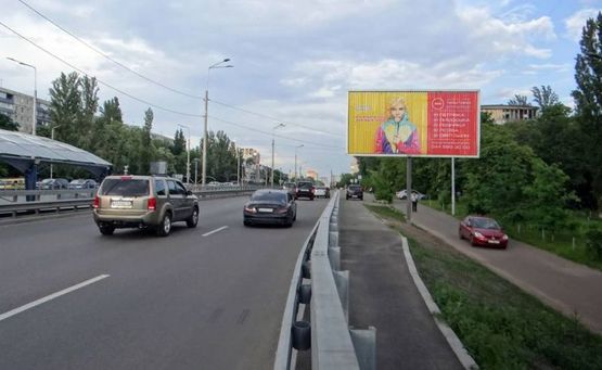 Фото рекламной плоскости по адресу пр-т 50-летия Октября/ул.Картвелишвили (А) в центр (А2) (призма)