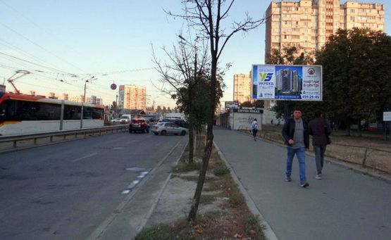 Фото рекламной плоскости по адресу Миропольская 27/16/вход в рынок "Юность"(А2) призма на м.Чернігівська