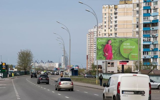 Фото рекламної площини за адресою Пр-т Григоренко, 5, на остановке. Напротив Супермаркет NOVUS. Перед поворотом на ул. О. Пчилки в сторону Дарницкого шоссе