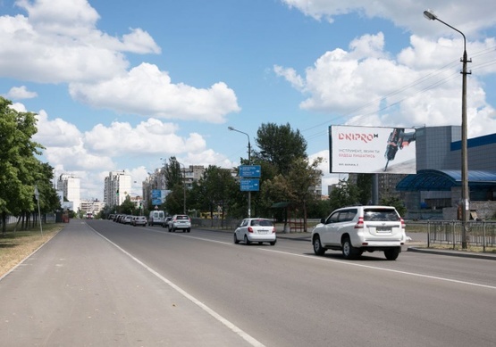Фото рекламной плоскости по адресу Ул. Оноре де Бальзака - ул. Драйзера, 21. На остановке, парковка супермаркета СИЛЬПО