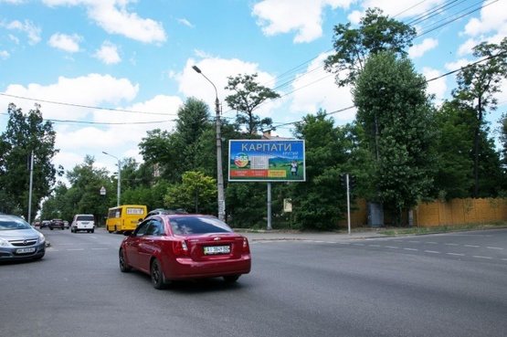 Фото рекламной плоскости по адресу Ул. Щусева,  на перекрестке с ул. Грекова, светофор , от станции метро Дорогожичи в сторону метро Сырецкая