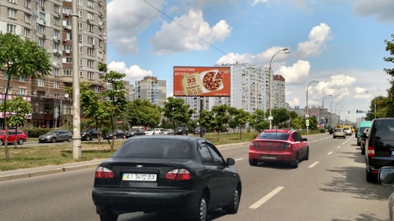 Фото рекламної площини за адресою Ул. Ахматовой, 33, на РАЗДЕЛИТЕЛЕ, ТЦ Prostor, суши-бар "Євразія", НОВУС, АТБ, Велика кишеня. В сторону пр-та Григоренка