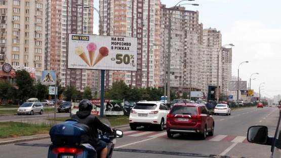 Фото рекламной плоскости по адресу Ул. Ахматовой, 44, на РАЗДЕЛИТЕЛЕ, светофор, ресторан "Чайхона базар", ТЦ "ЕкоТайм", НОВУС, АТБ, Велика кишеня. В сторону пр-та Григоренка