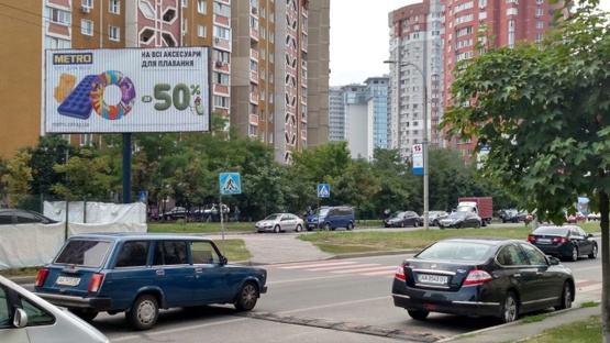 Фото рекламної площини за адресою Ул. Ахматовой, 44, на РАЗДЕЛИТЕЛЕ, светофор. НОВУС, АТБ, Велика кишеня, ресторан "Чайхона базар", ТЦ "ЕкоТайм", River Mall.  В сторону Днепровской набережной