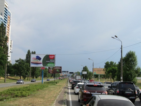 Фото рекламної площини за адресою Богатырская на разделителе, навпротив ЭПИЦЕНТРа (перед поворотом на ул. Полярную), в сторону Петровки