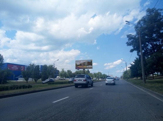 Фото рекламної площини за адресою Богатырская на разделителе, навпротив ЭПИЦЕНТРа (100м от поворота на ул. Полярную), в сторону Вышгорода