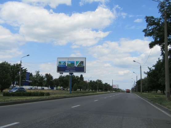 Фото рекламной плоскости по адресу Богатырская на разделителе, навпротив ЭПИЦЕНТРа (100м от поворота на ул. Полярную), в сторону Вышгорода