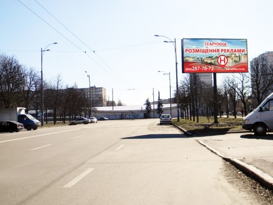 Фото рекламной плоскости по адресу Бульвар Ромен Роллана, 3 (остановка). Пересечение с просп. Л. Курбаса