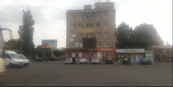 Фото рекламной плоскости по адресу ВИДЕОЭКРАН 4м*3м: ул. Полтавская, 129, въезд - выезд из Автовокзала, в центр