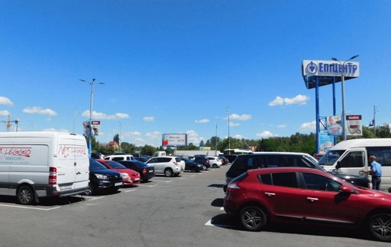 Фото рекламной плоскости по адресу Братиславская ул., возле ТЦ Эпицентр, у стоянки, из центра