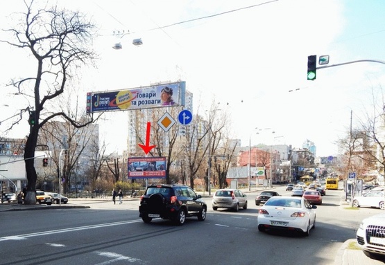 Фото рекламной плоскости по адресу Артема ул., возле ул.Черновола, слева, из центра