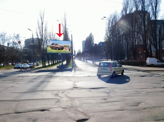 Фото рекламной плоскости по адресу Василенко ул., возле б-ра Лепсе, на разделителе, из центра