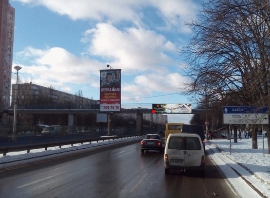 Фото рекламной плоскости по адресу Мост пешеходный через линию скоростного трамвая возле кинотеатра "Лейпциг" из центра