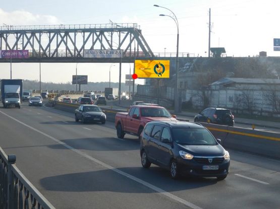 Фото рекламної площини за адресою Набережно-Рыбальская ул., 100 м перед железнодорожным мостом