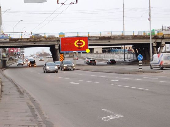 Фото рекламной плоскости по адресу Броварской пр-т/ул. Строителей, под мостом, из центра