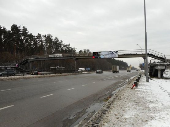 Фото рекламной плоскости по адресу Мост пешеходный через Броварской пр-т возле примыкания автодороги на с.Зазимье
