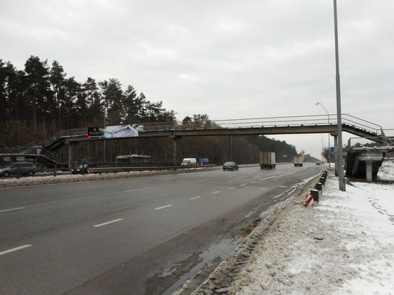 Фото рекламної площини за адресою Мост пешеходный через Броварской пр-т возле примыкания автодороги на с.Зазимье