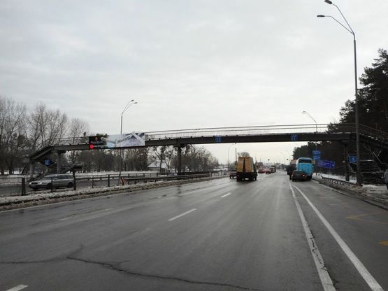 Фото рекламної площини за адресою Мост пешеходный через Броварской пр-т возле примыкания автодороги на с.Зазимье