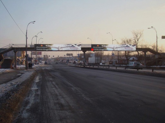 Фото рекламной плоскости по адресу Городская ул., пешеходный мост около ул. Синеозерной