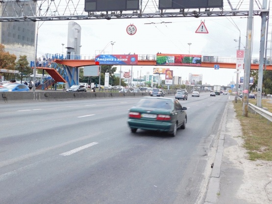 Фото рекламной плоскости по адресу Бандеры Степана пр-т./ Иорданская ул. надземный пешеходный переход, в центр
