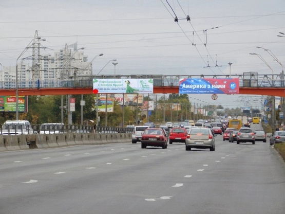 Фото рекламной плоскости по адресу Бандеры Степана пр-т./ Иорданская ул. надземный пешеходный переход, из центра