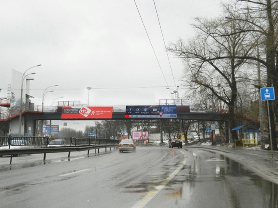 Фото рекламной плоскости по адресу Перова б-р. надземный пешеходный переход, к Броварскому проспекту