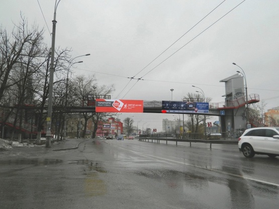 Фото рекламной плоскости по адресу Перова б-р. надземный пешеходный переход, к проспекту Ватутина