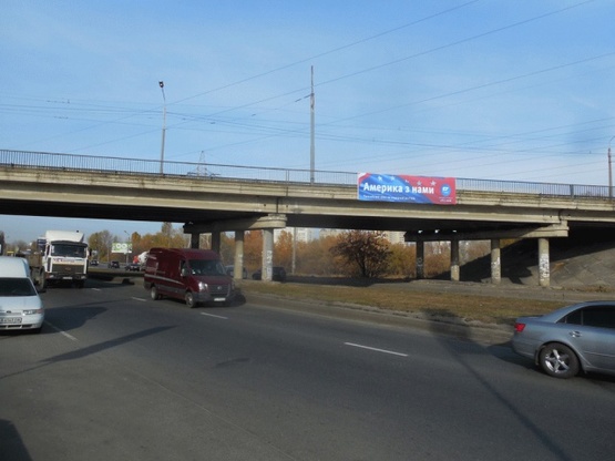 Фото рекламной плоскости по адресу Путепровод трамвайный на пересечении Добрынинская ул. и Богатырская ул. (в сторону завода Оболонь)