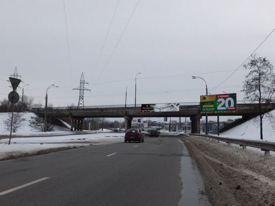 Фото рекламной плоскости по адресу Путепровод на пересечении Добрынинская ул. и Богатырская, по направлению к центру (справа)