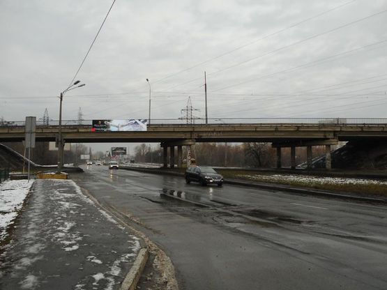 Фото рекламной плоскости по адресу Путепровод на пересечении Добрынинская ул. и Богатырская, в направлении от центра (справа)