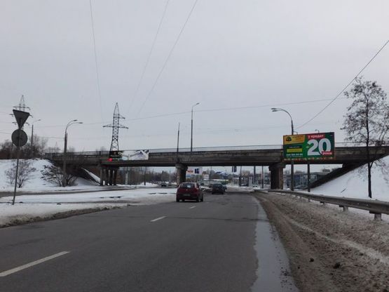 Фото рекламной плоскости по адресу Путепровод на пересечении Добрынинская ул. и Богатырская, в направлении к центру (слева)