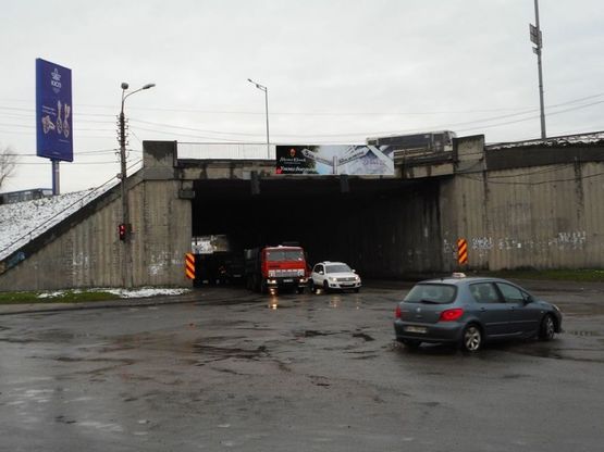 Фото рекламной плоскости по адресу Путепровод на пересечении Надднепрянского шоссе и Стройиндустрии ул., со стороны Набережно-Печерской дороги