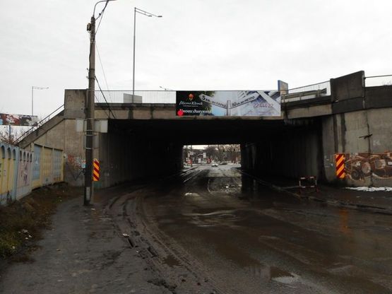Фото рекламной плоскости по адресу Путепровод на пересечении Надднепрянского шоссе и Стройиндустрии ул., со стороны автостанции "Выдубичи"
