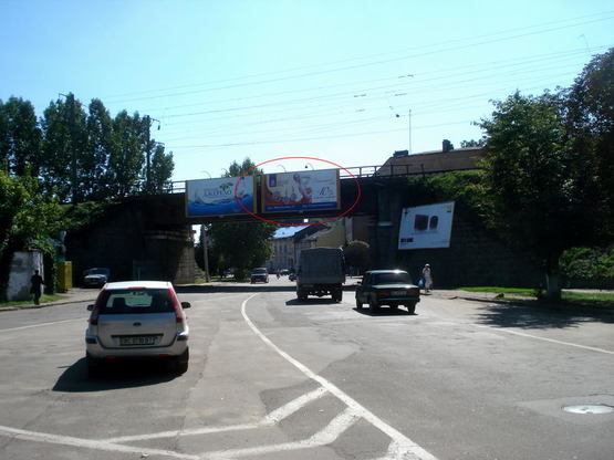 Фото рекламной плоскости по адресу Джерельна (міст, до "Краківського ринку") правий