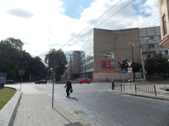 Фото рекламной плоскости по адресу пл. Св. Юра (бібліотека ЛДУ, нижній)