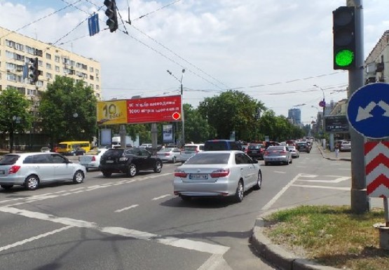 Фото рекламной плоскости по адресу Победы пр., 9; в направлении к Победы пл., на разделителе