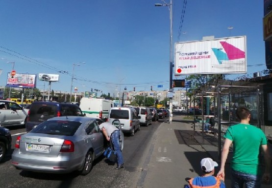 Фото рекламної площини за адресою Дарницкая пл. (бывш. Ленинградская пл.), напротив дома №2а