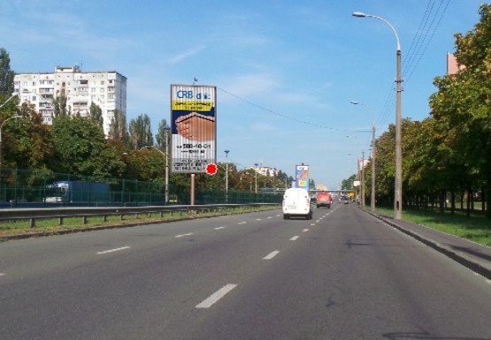 Фото рекламной плоскости по адресу Курбаса пр., 9  (на разделителе)