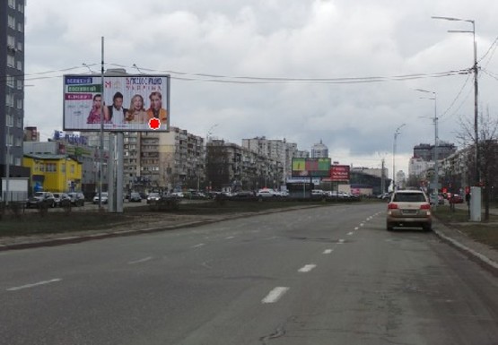 Фото рекламной плоскости по адресу Оболонский пр., 2а (на разделителе)