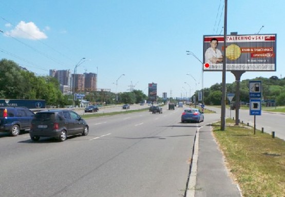 Фото рекламной плоскости по адресу Саперно-Слободская ул., 26 (на разделителе)