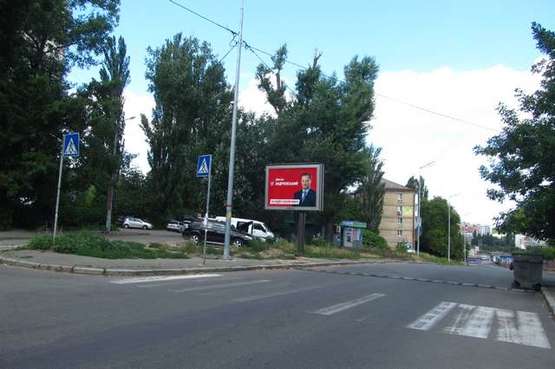 Фото рекламной плоскости по адресу Юліуса Фучика вул., 10, навпроти