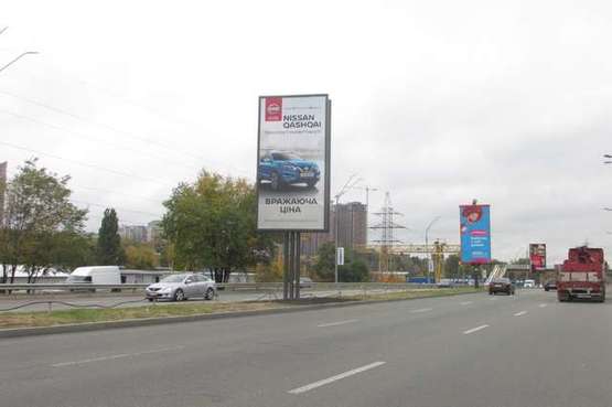 Фото рекламной плоскости по адресу Саперно-Слобідська вул., 104 на розподілювачі №1 (в напрямку Південого мосту)