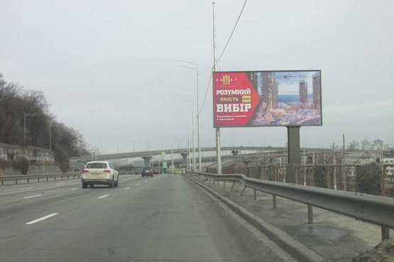 Фото рекламной плоскости по адресу Наддніпрянське шосе, зупинка  "Видубецьке озеро" (в напрямку мосту Патона)