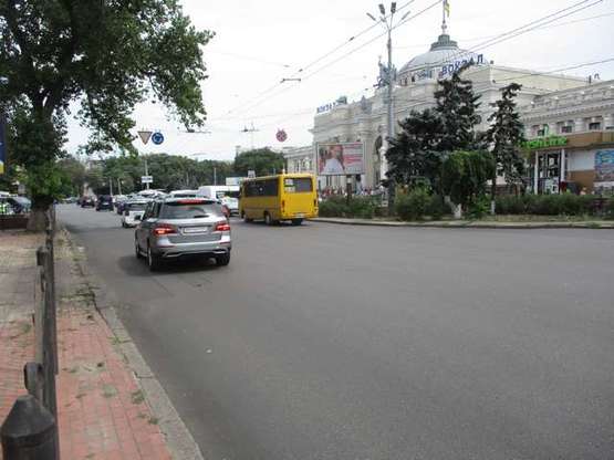 Фото рекламної площини за адресою Привокзальна пл., 2/1 - Старосінна вул. (2,23х3,06)