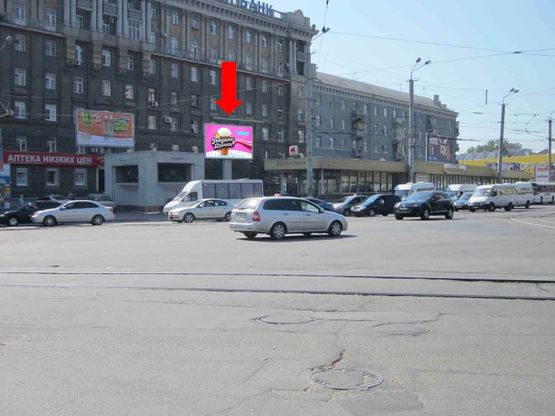 Фото рекламной плоскости по адресу Яворницкого пр. (бывш. Маркса пр.) / Вокзальная пл. (бывш. Петровского пл.)