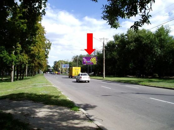 Фото рекламної площини за адресою Московский пр., 242/2 / Хмельницкого бул., возле стадиона «ХТЗ», из центра