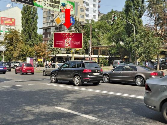 Фото рекламної площини за адресою Сечевых Стрельцов ул. (бывш. Артема ул.), 84 / Черновола ул., светофор, в сторону ст. м. "Лукьяновская"