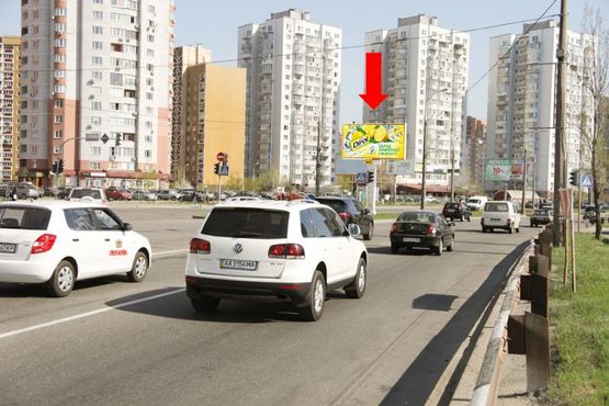 Фото рекламної площини за адресою Днепровская Набережная / Ахматовой ул. , разделитель, в сторону Бажана пр.