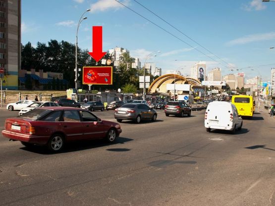 Фото рекламной плоскости по адресу Чоколовский бул. - Уманская ул., возле радиорынка, Караваевых дач, в сторону моста Индустриального