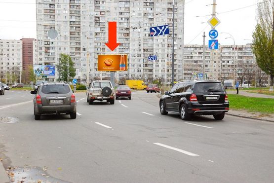 Фото рекламної площини за адресою Героев Днепра ул. / Гайдай ул., разделительная клумба, в сторону Оболонский пр.